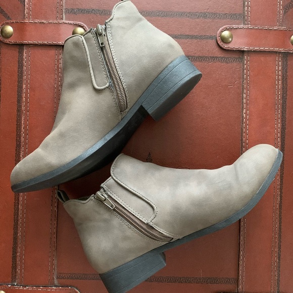 AMERICAN RAG Taupe Brown Suede ADESYRE ANKLE BOOTS Bootie 1" Heel
Women's Sz 8M - Picture 2 of 9